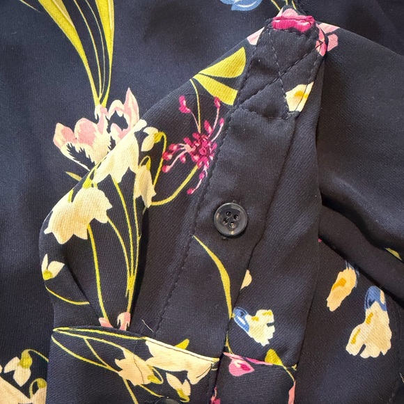 Floral semi shear blouse 🌺🌸🌹🌻 - Picture 6 of 8